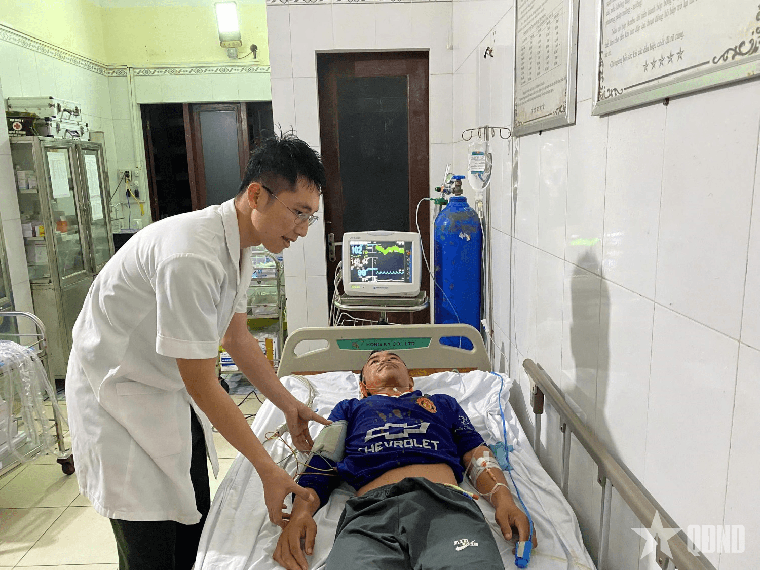 Bộ đội Vùng 4 Hải quân kịp thời cấp cứu ngư dân bị nạn tại Trường Sa
