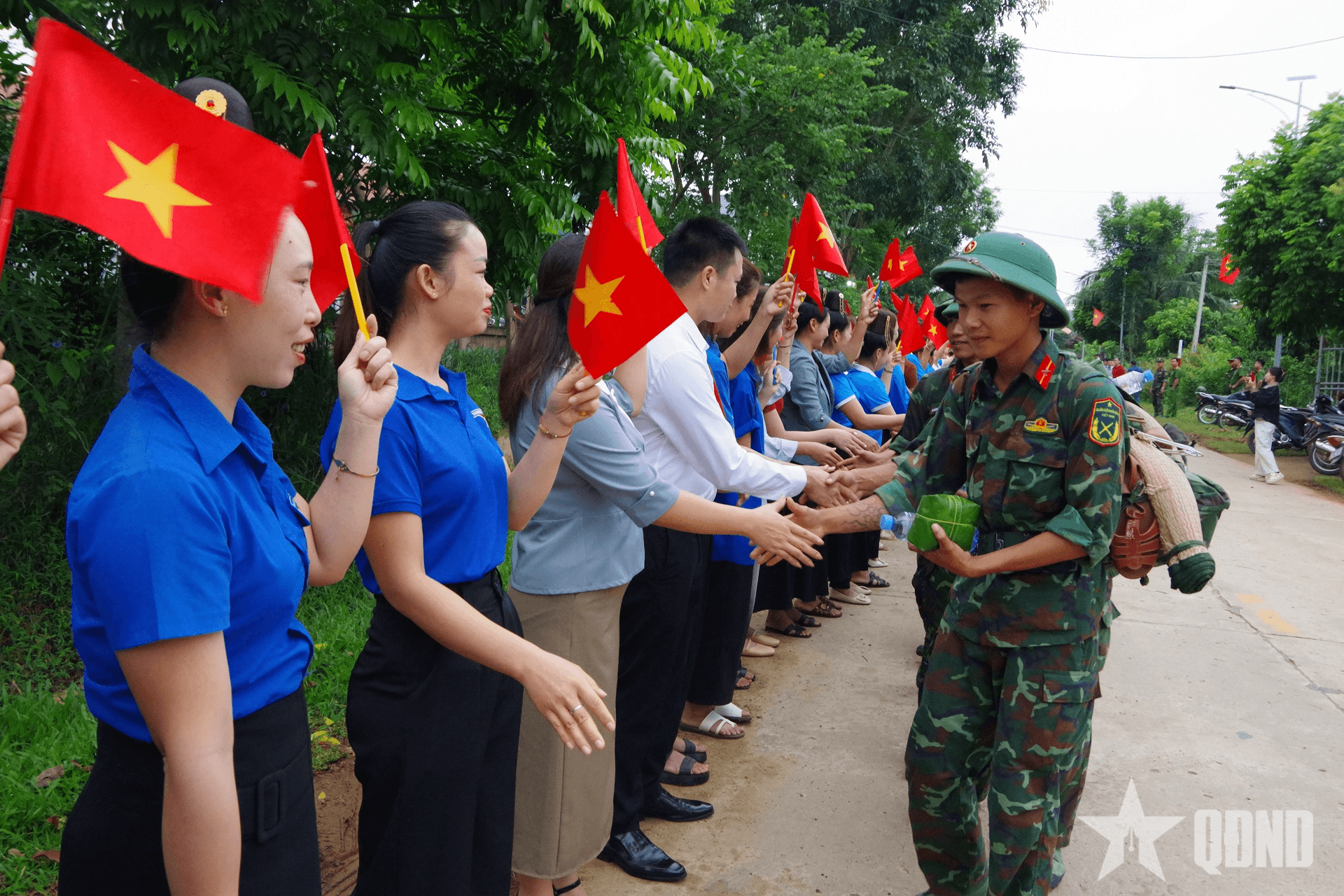 Giây phút xúc động chia tay bộ đội về đơn vị