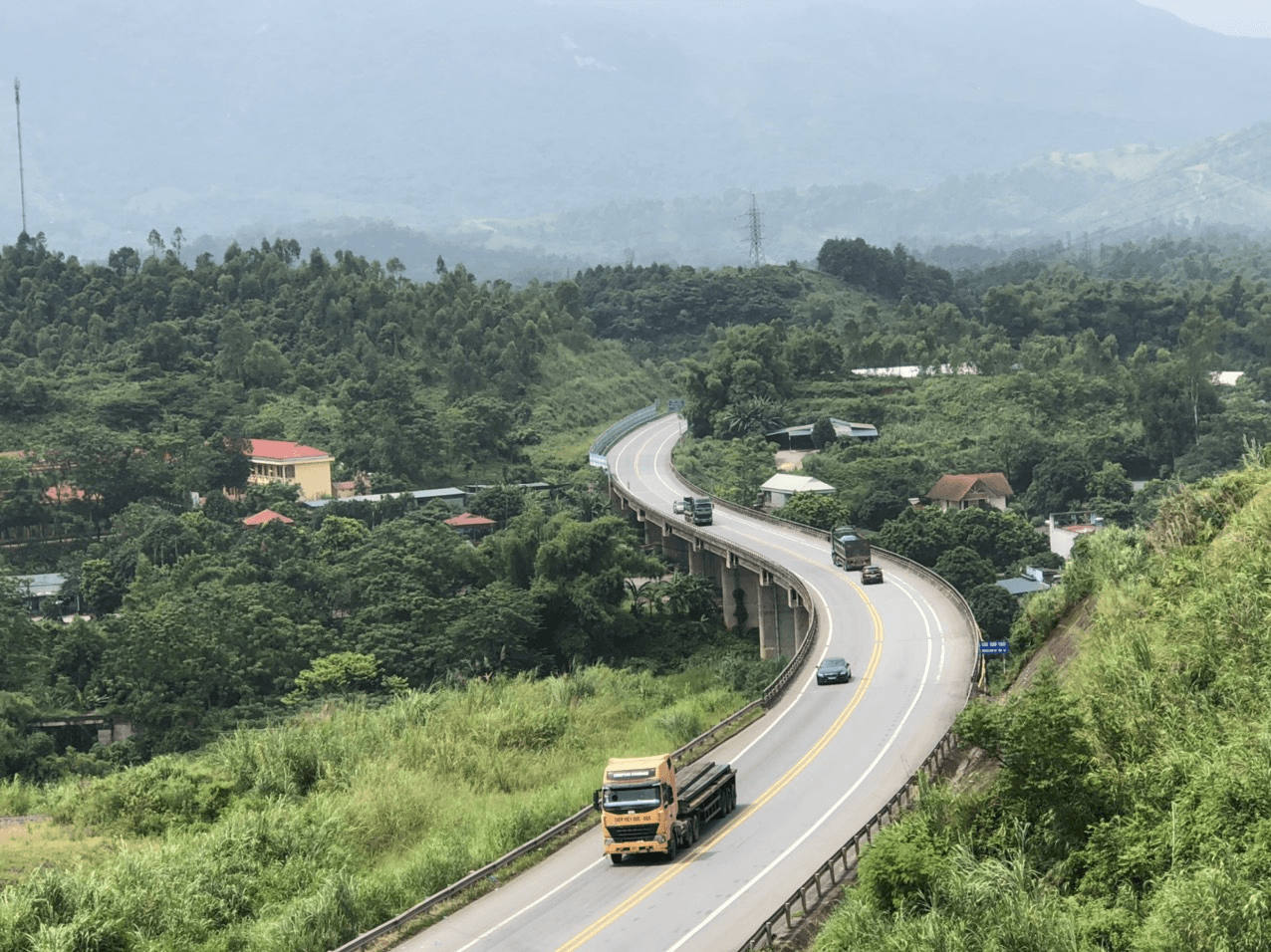 Cấp thiết mở rộng đoạn Yên Bái - Lào Cai thuộc cao tốc Nội Bài - Lào Cai