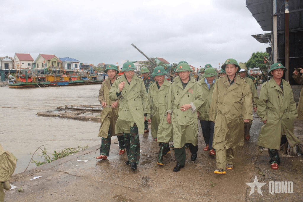 Phó thủ tướng Trần Hồng Hà kiểm tra công tác ứng phó bão số 10 tại Nghệ An, Hà Tĩnh