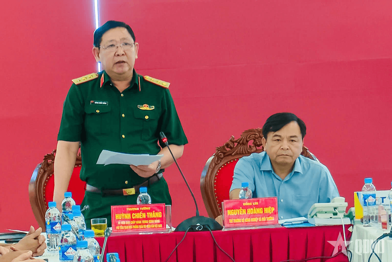 Bộ Quốc phòng chỉ đạo quyết liệt, đồng bộ các giải pháp ứng phó bão số 10 tại Quân khu 4