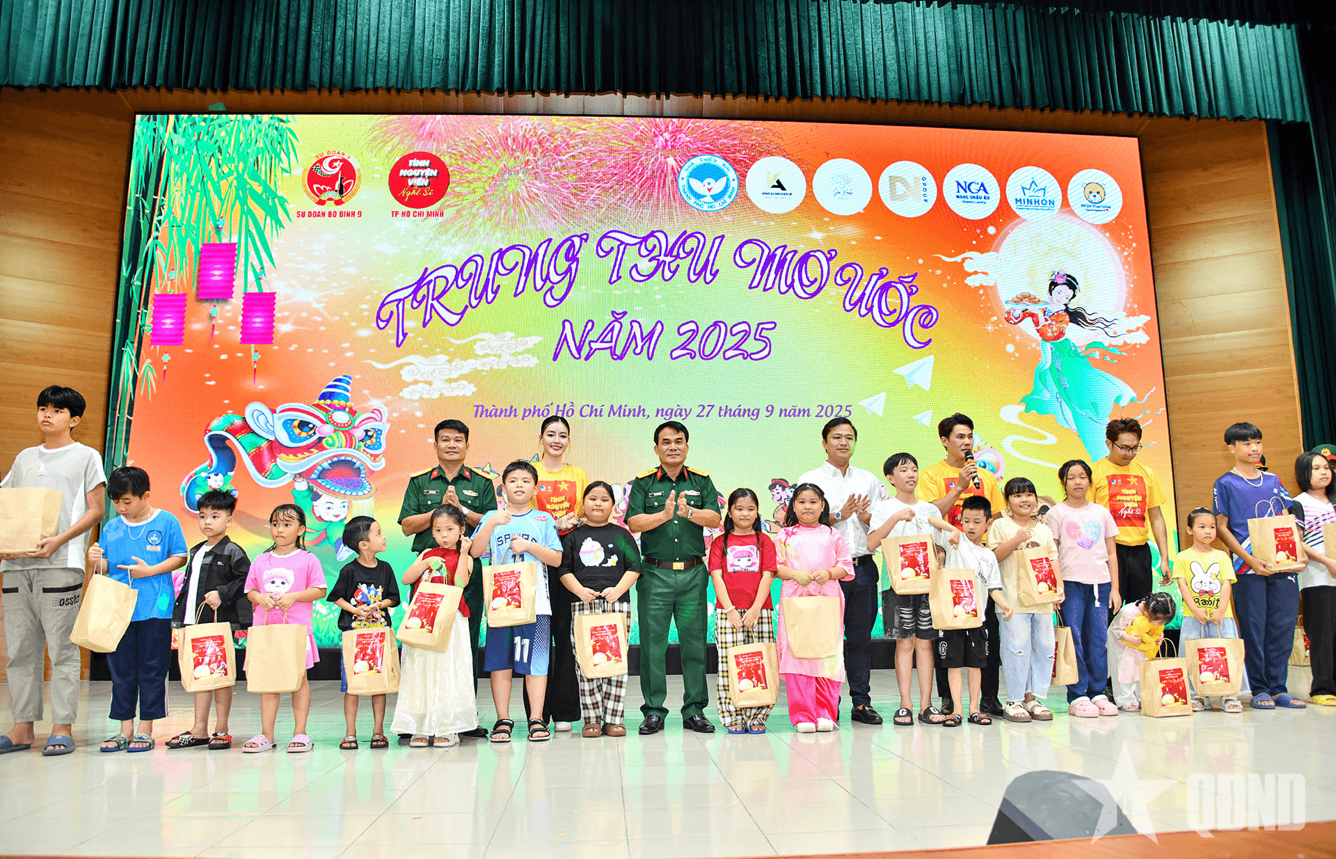 Hơn 800 suất quà "Trung thu mơ ước" gửi đến con em cán bộ, chiến sĩ Sư đoàn 9