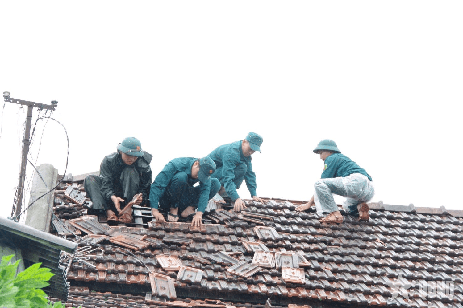 TP Huế: Bộ đội, dân quân giúp dân khắc phục hậu quả lốc xoáy