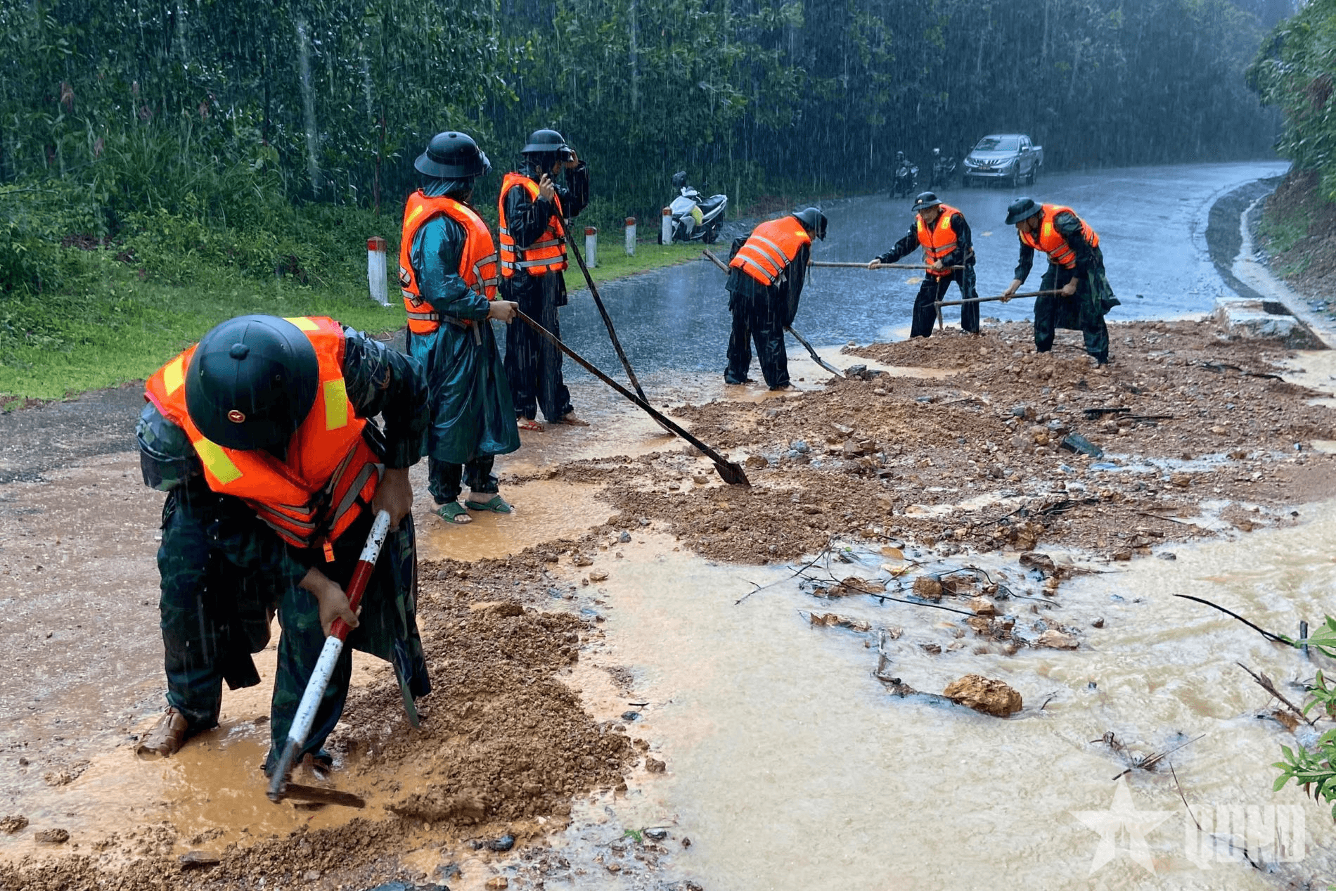 Bộ đội Biên phòng TP Huế khẩn trương giúp dân ứng phó mưa bão