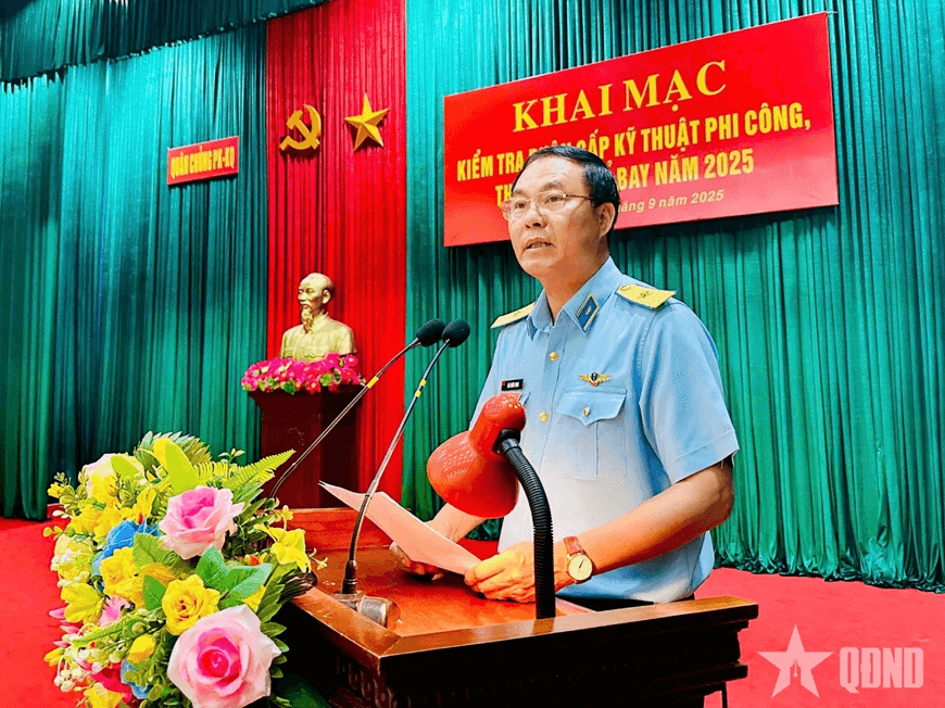 Kiểm tra phân cấp kỹ thuật phi công, thành viên tổ bay tại Trung đoàn Không quân 916