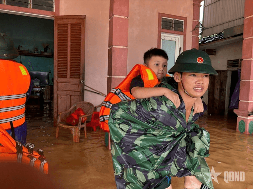 Lữ đoàn Công binh 414 kịp thời triển khai công tác cứu hộ tại xã Vạn An (Nghệ An)