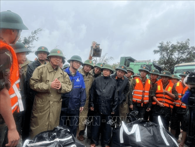 Bão số 10: Phó thủ tướng Trần Hồng Hà kiểm tra việc khắc phục sự cố kè biển tại Ninh Bình
