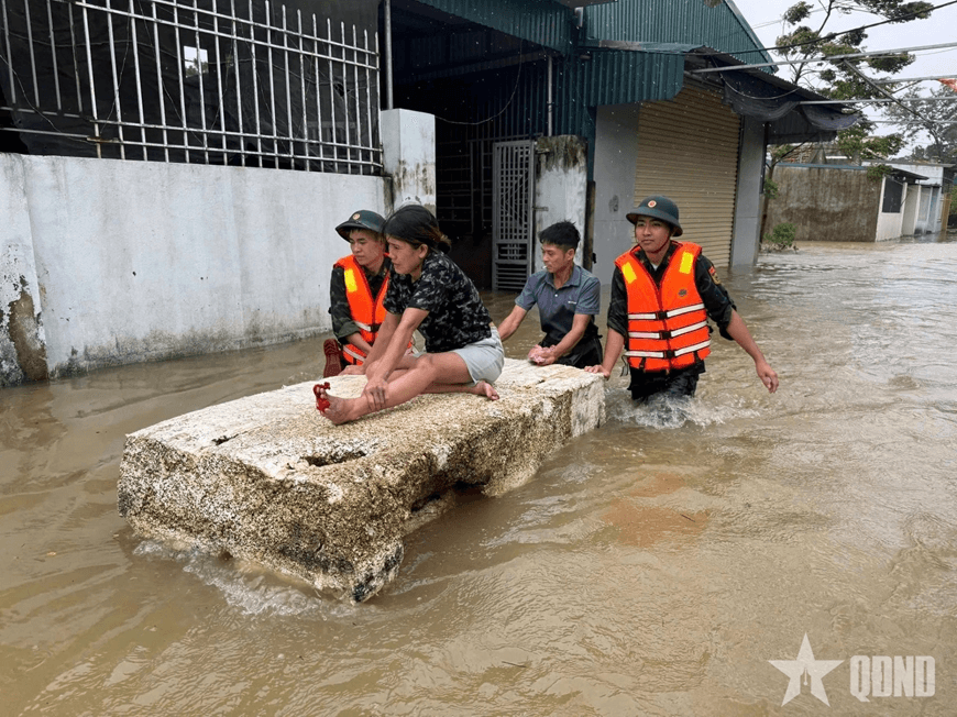 Thủ tướng yêu cầu khẩn trương khắc phục hậu quả bão số 10 và mưa lũ