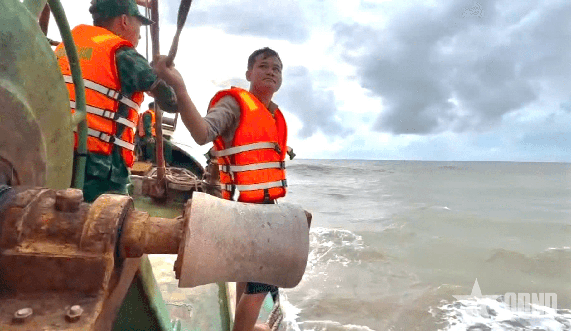 Cà Mau: Đồn Biên phòng Sông Đốc cứu vớt thuyền viên chìm tàu trên biển