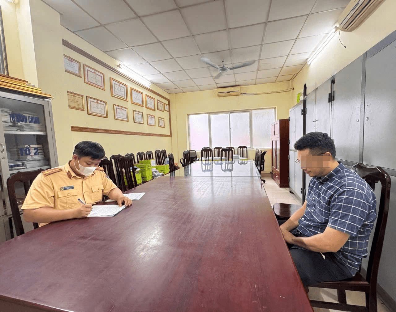 Hà Nội: Xử lý nam thanh niên đi SH không gương, không mũ, vung chân vào xe người đi đường