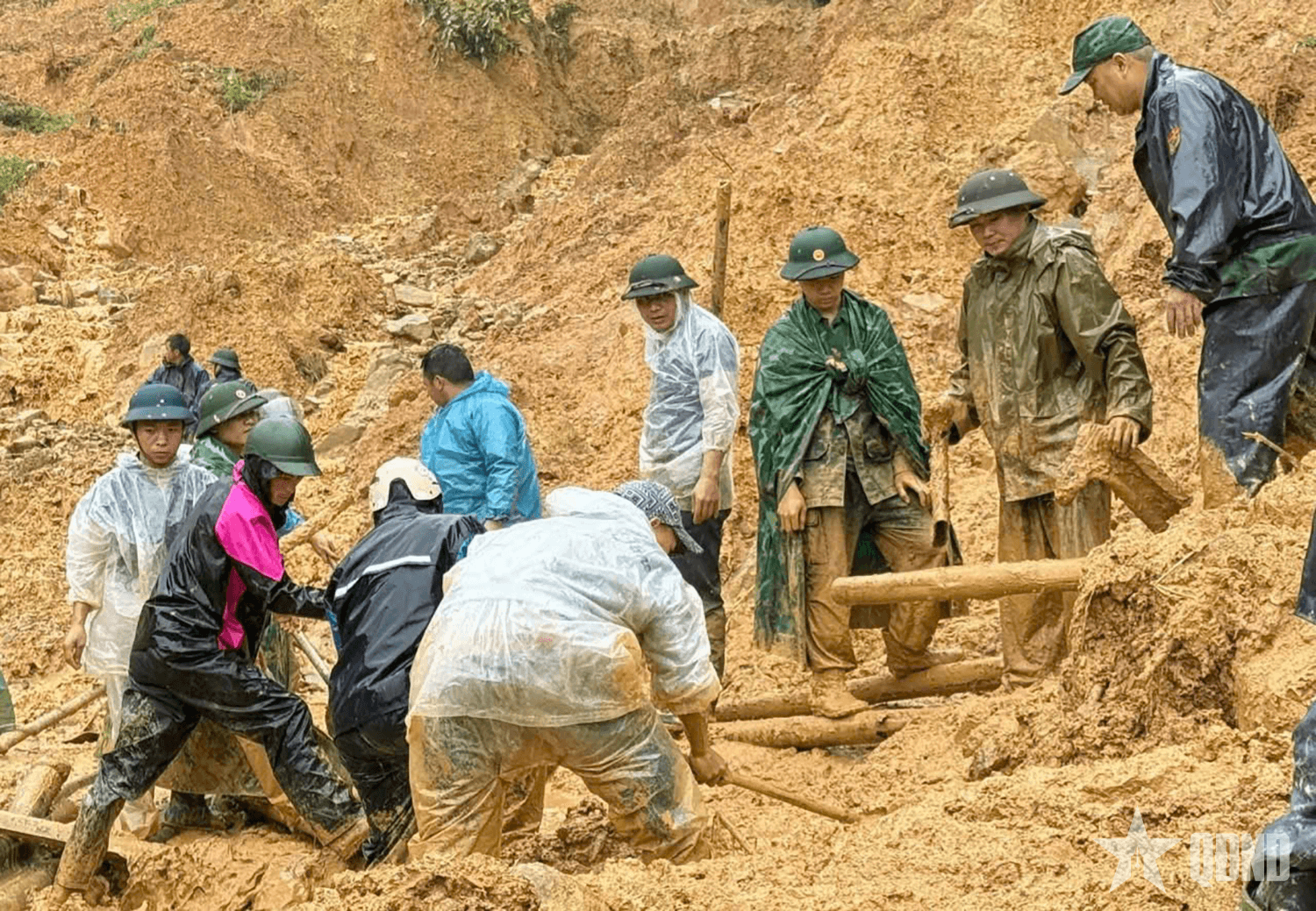Tuyên Quang: Quân đội tham gia khắc phục, giúp đỡ nhân dân vùng ngập lụt, sạt lở đất