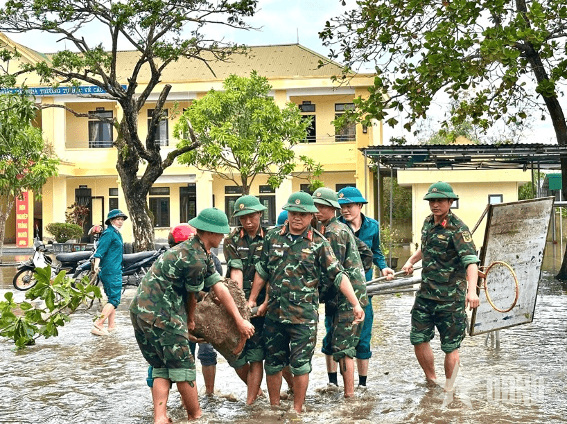 Cán bộ, chiến sĩ Trung đoàn 841 (Bộ CHQS tỉnh Hà Tĩnh) giúp dân khắc phục hậu quả bão số 10