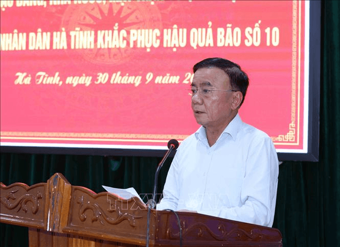 Thường trực Ban Bí thư Trần Cẩm Tú trực tiếp thăm, động viên, hỗ trợ tỉnh Hà Tĩnh khắc phục hậu quả bão số 10