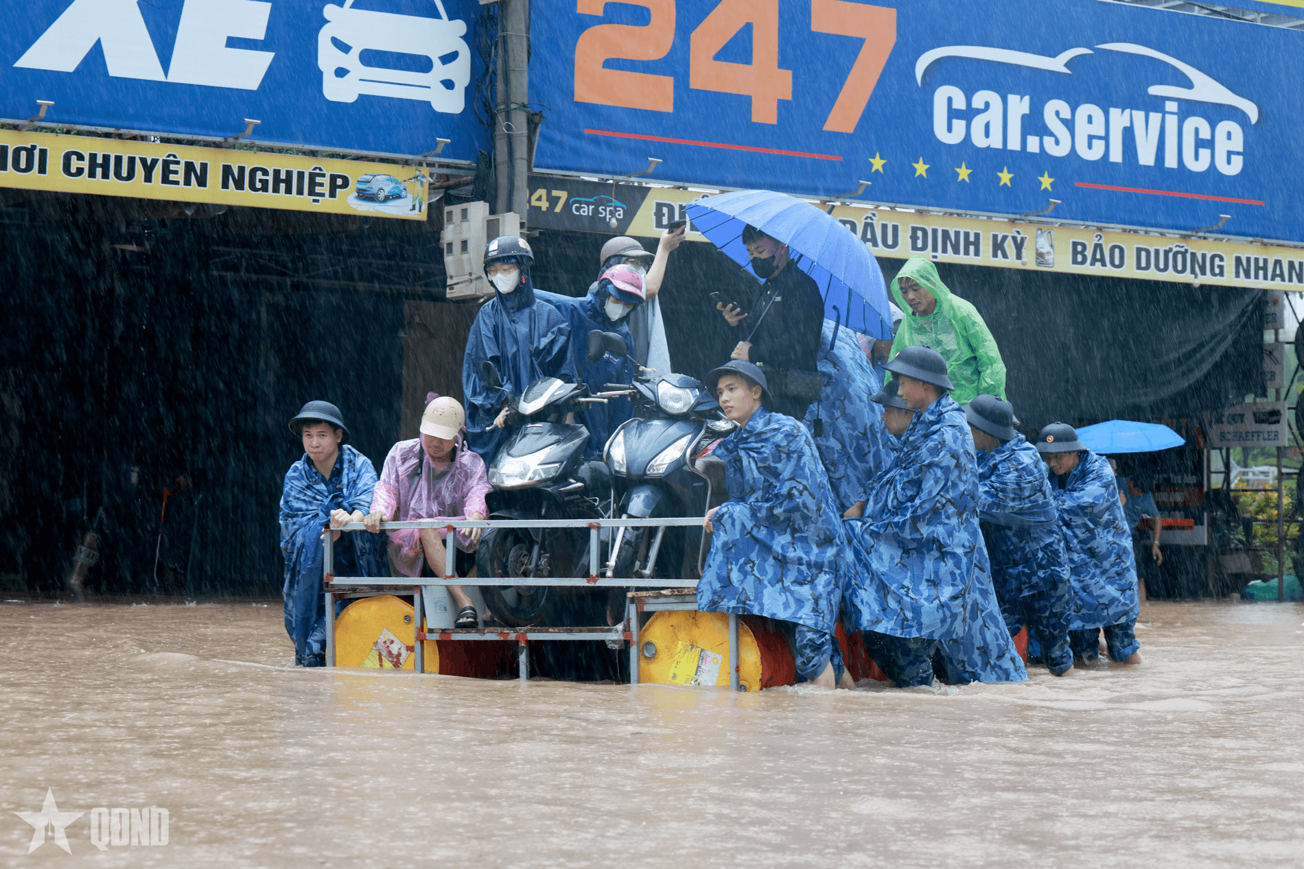 Cảnh sát biển sáng trong lòng dân ngày mưa bão