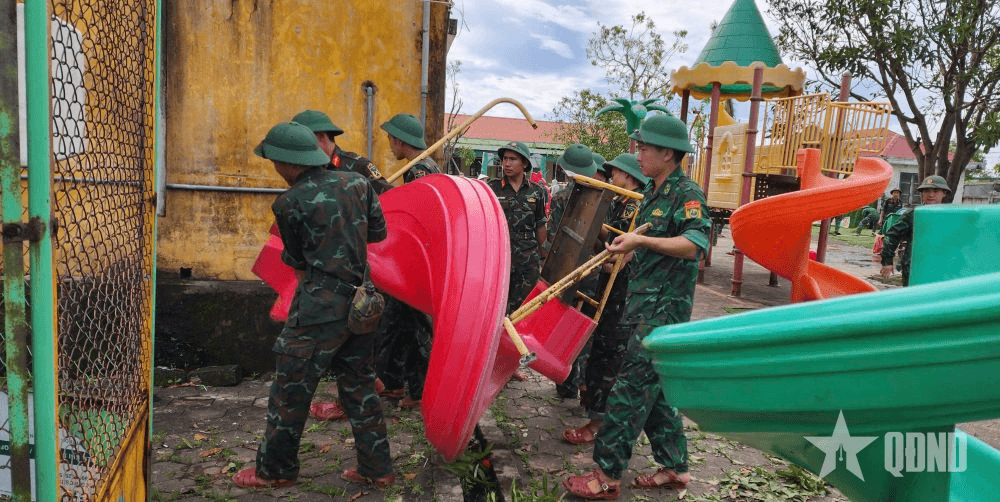Hàng nghìn cán bộ, chiến sĩ LLVT tỉnh Hà Tĩnh khẩn trương khắc phục hậu quả bão số 10