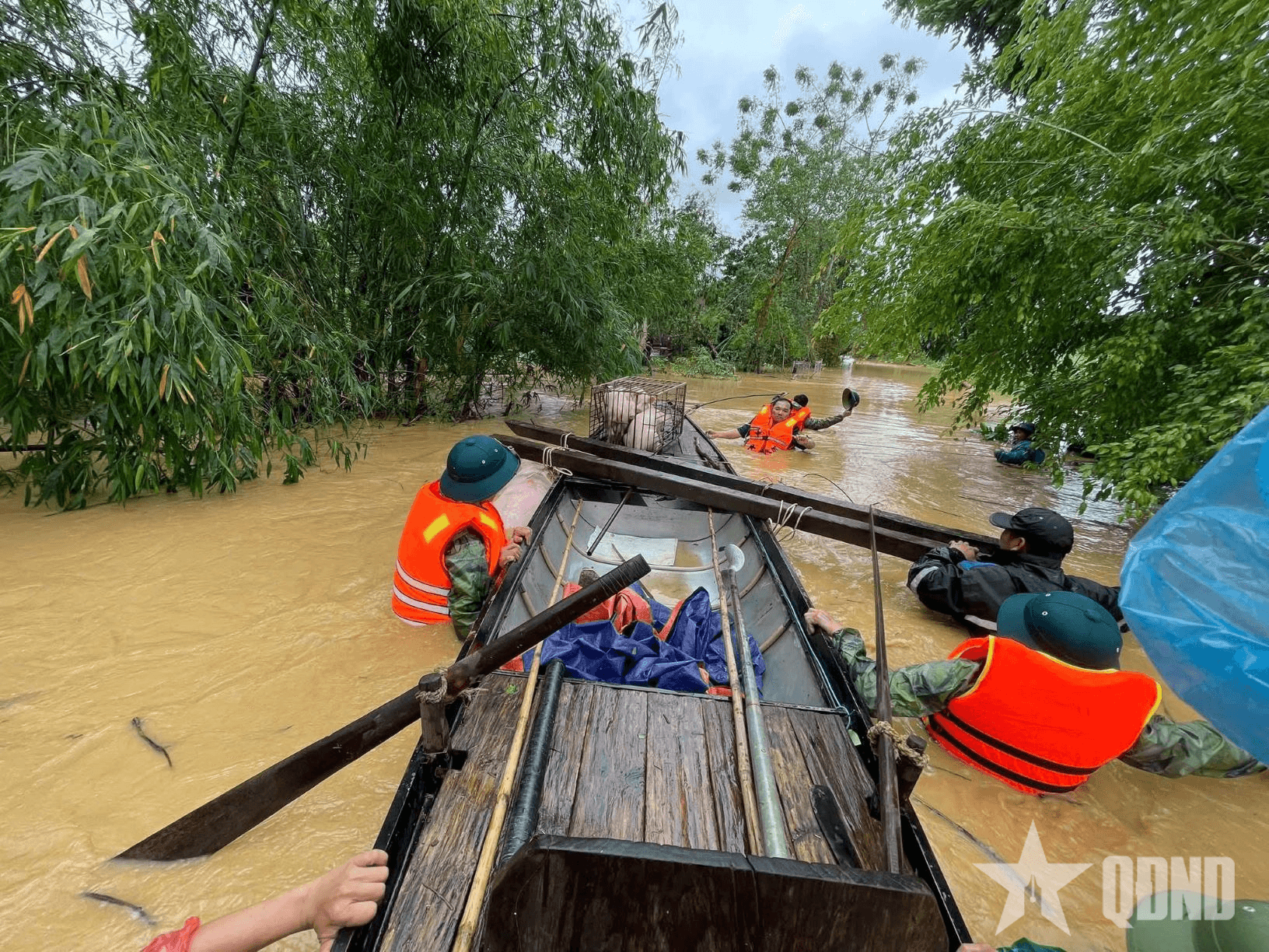Nghệ An: Huy động lực lượng khẩn trương dọn bão, chống lũ