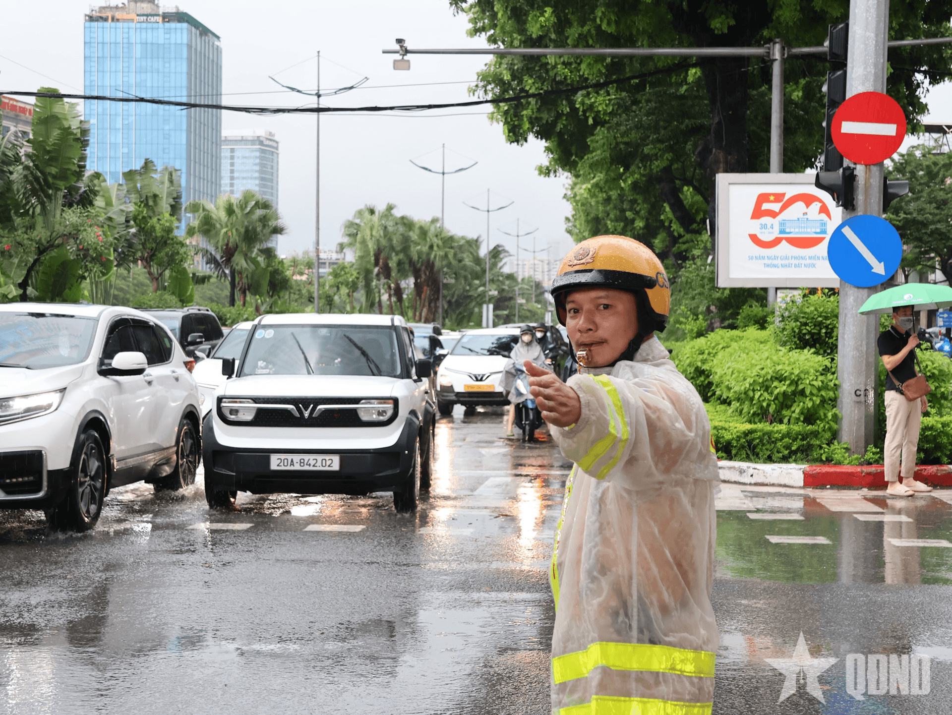 Cảnh sát giao thông chủ động ứng phó, bảo đảm giao thông trong mưa bão