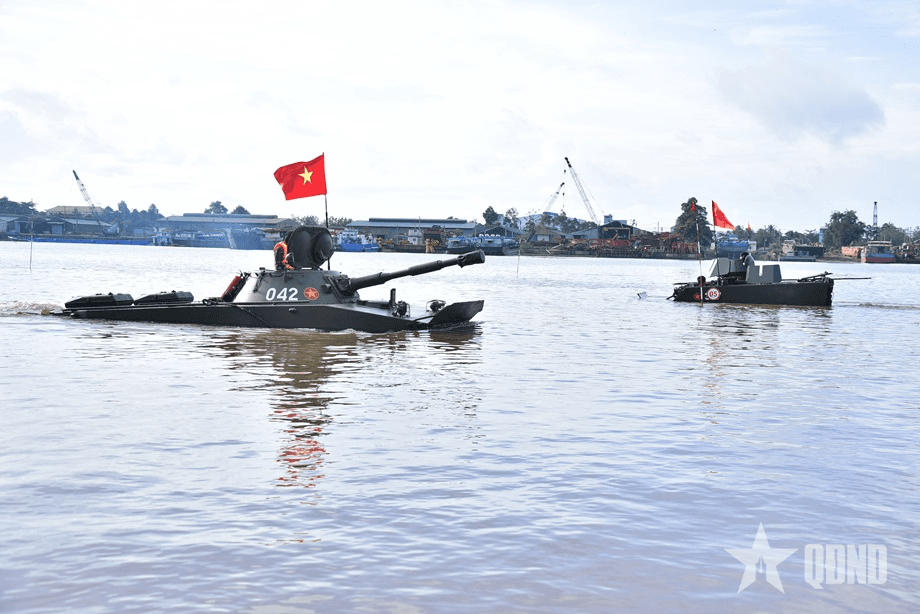 Xem bộ đội Tăng thiết giáp Quân khu 9 thực hành lái bơi