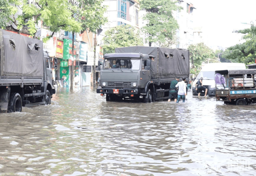 Cán bộ, nhân viên, chiến sĩ Học viện Quân y hỗ trợ dân vượt vùng ngập lụt tại Hà Đông