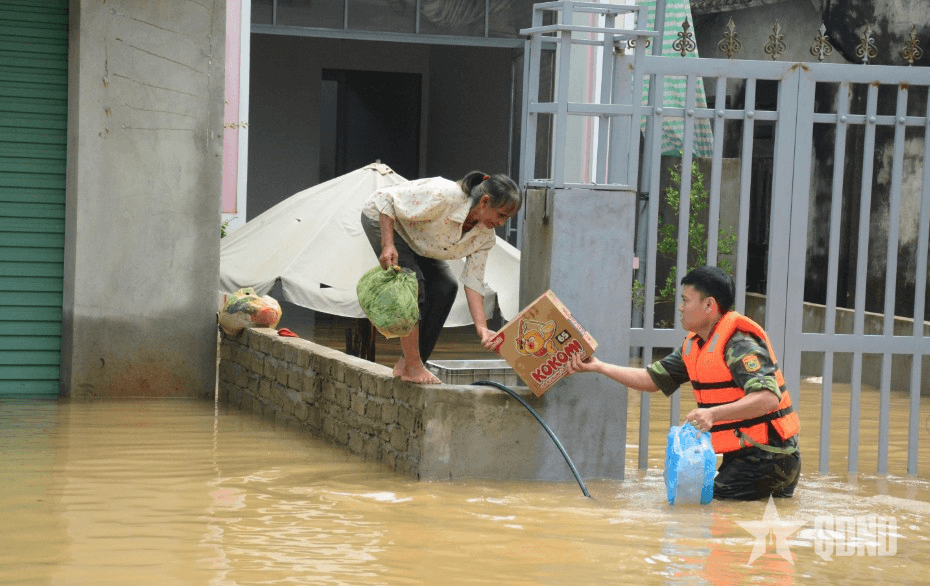 LLVT Quân khu 4 nỗ lực giúp dân qua nguy khó