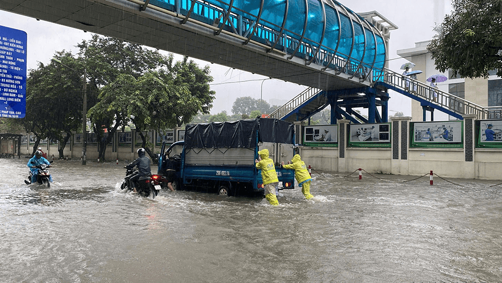 Hà Nội ngập nặng do mưa lớn