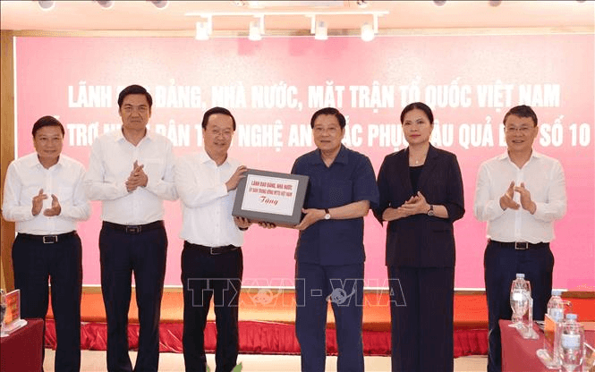 Trao hỗ trợ cho nhân dân tỉnh Nghệ An khắc phục hậu quả bão số 10
