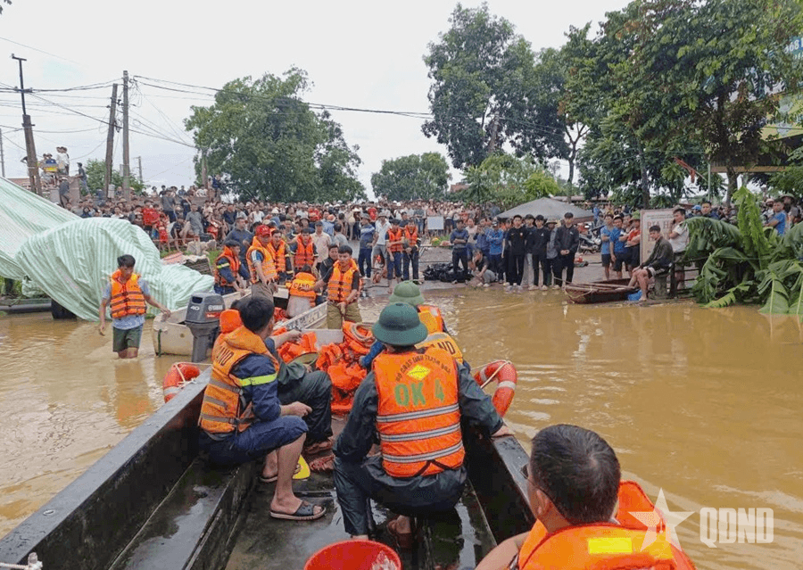 Thanh Hóa: Ban Chỉ huy phòng thủ Khu vực 2-Hà Trung căng mình giúp dân vùng lũ