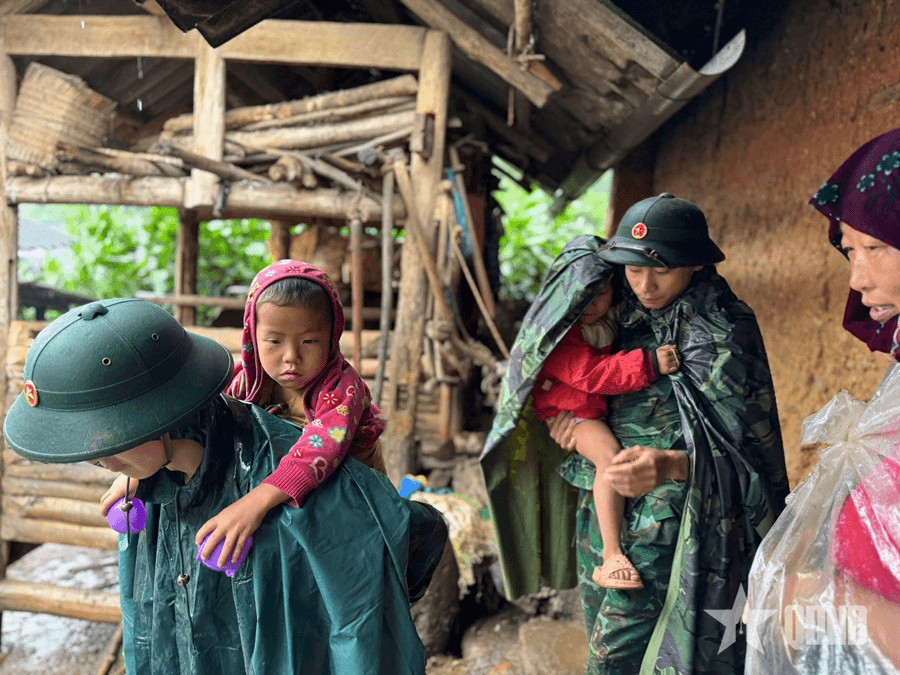 Lực lượng vũ trang tỉnh Tuyên Quang căng mình giúp dân vượt lũ