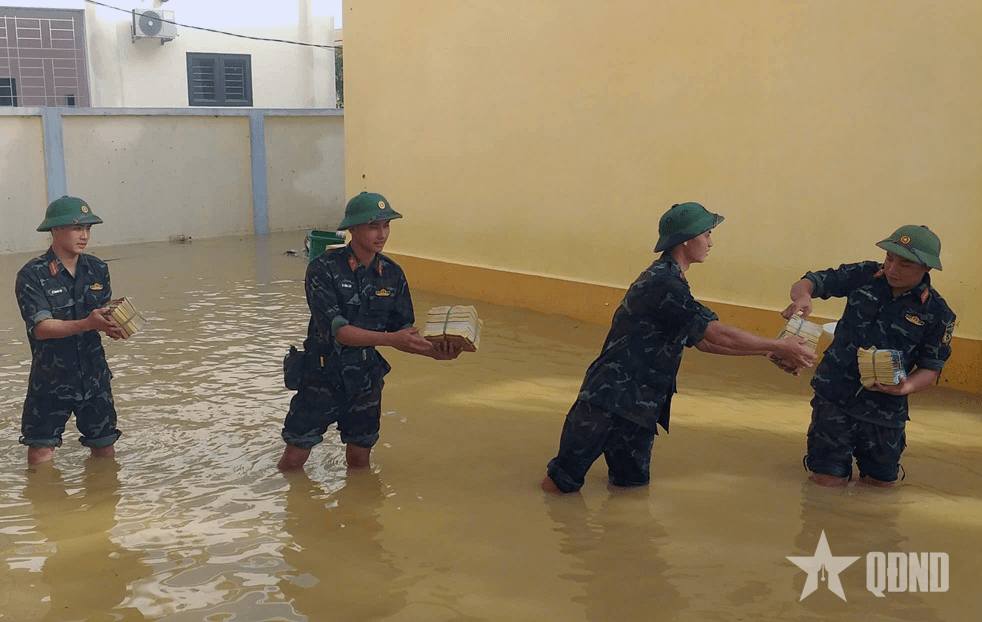 Thanh Hóa huy động 200 cán bộ, chiến sĩ giúp dân vùng lũ