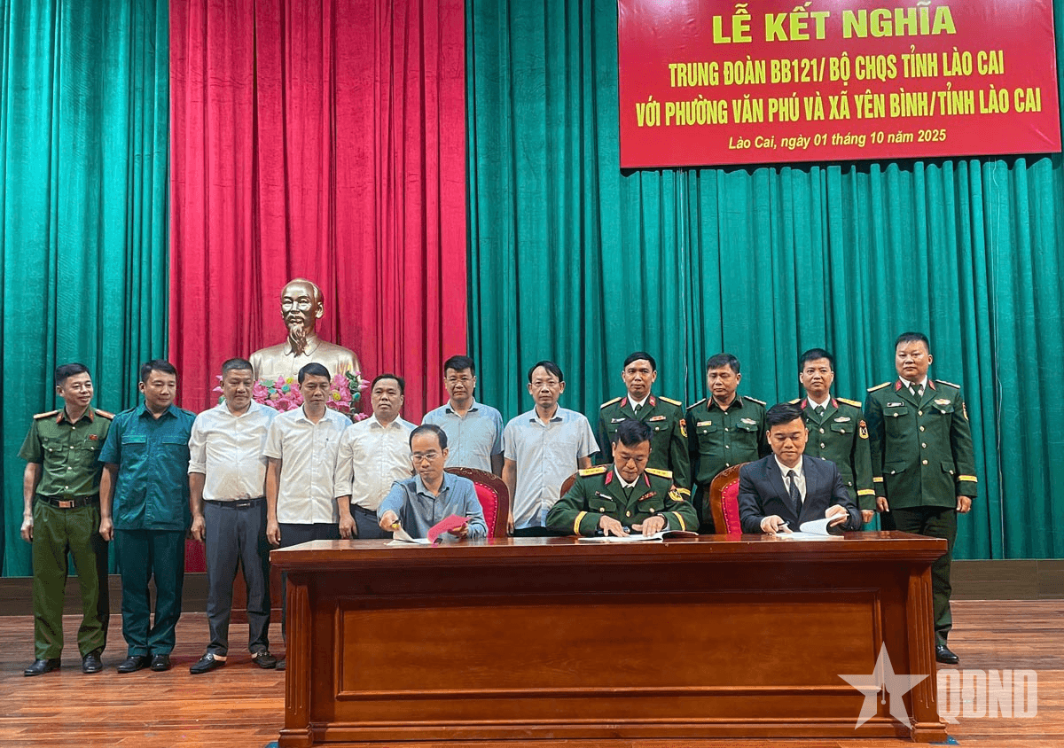 Trung đoàn Bộ binh 121 tổ chức kết nghĩa với phường Văn Phú và xã Yên Bình