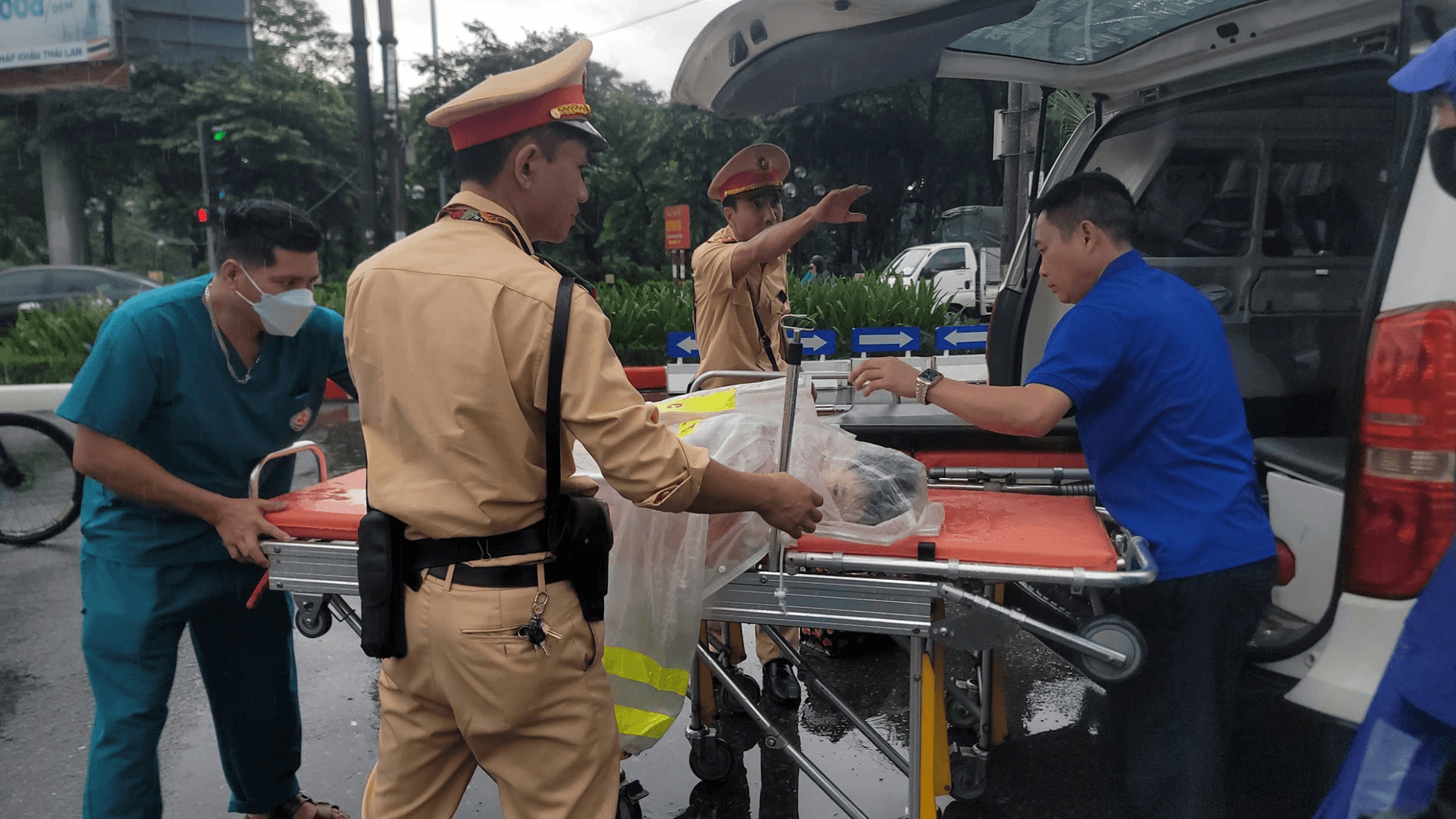 Hà Nội: Cảnh sát giao thông đưa bệnh nhi qua điểm ngập lụt chuyển viện cấp cứu