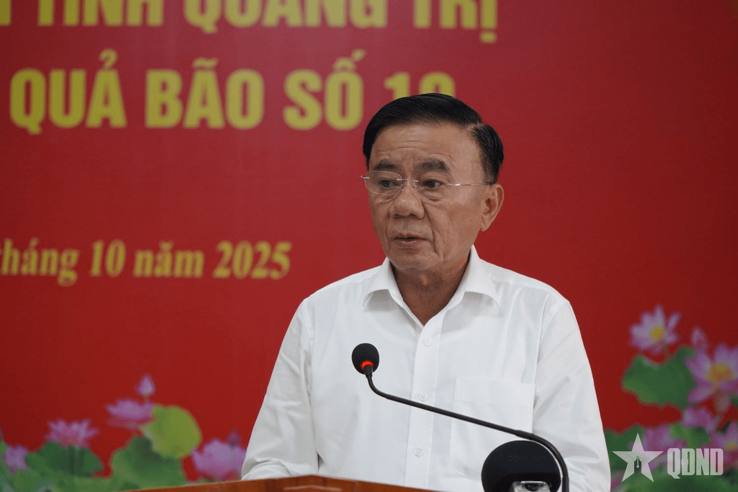 Thường trực Ban Bí thư Trần Cẩm Tú trao hỗ trợ của lãnh đạo Đảng, Nhà nước giúp tỉnh Quảng Trị khắc phục hậu quả bão số 10
