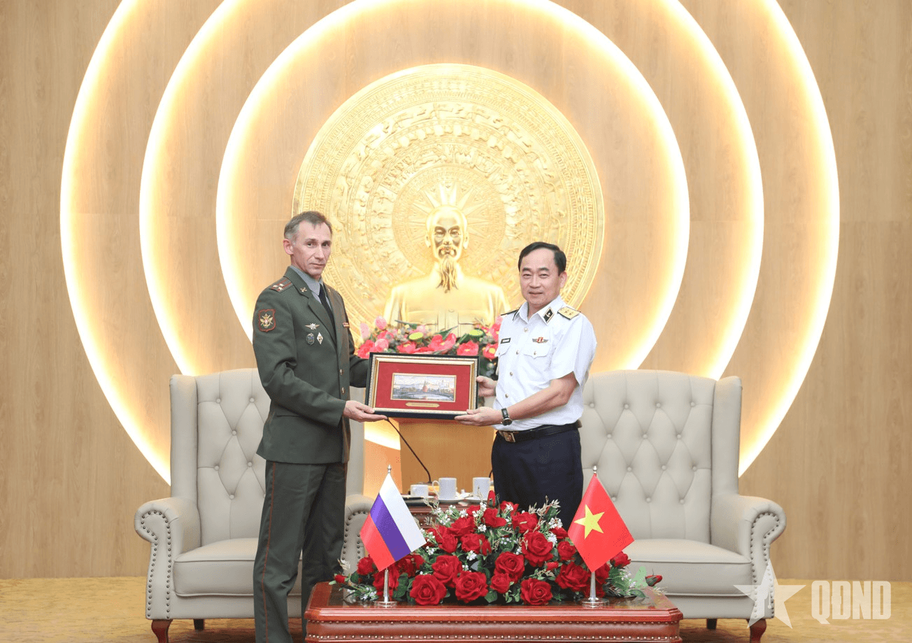 Phó đô đốc Trần Thanh Nghiêm tiếp Tùy viên quốc phòng Liên bang Nga