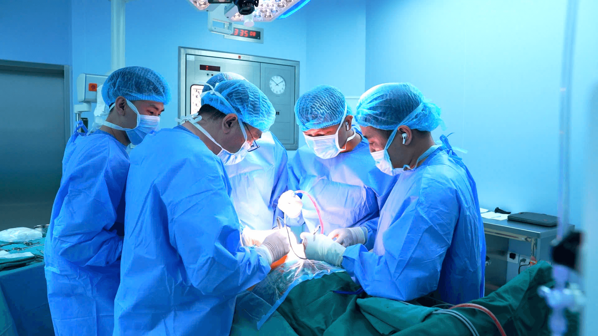 Phẫu thuật cắt đa tạng tiểu khung cứu sống bệnh nhân nữ mắc ung thư trực tràng tái phát