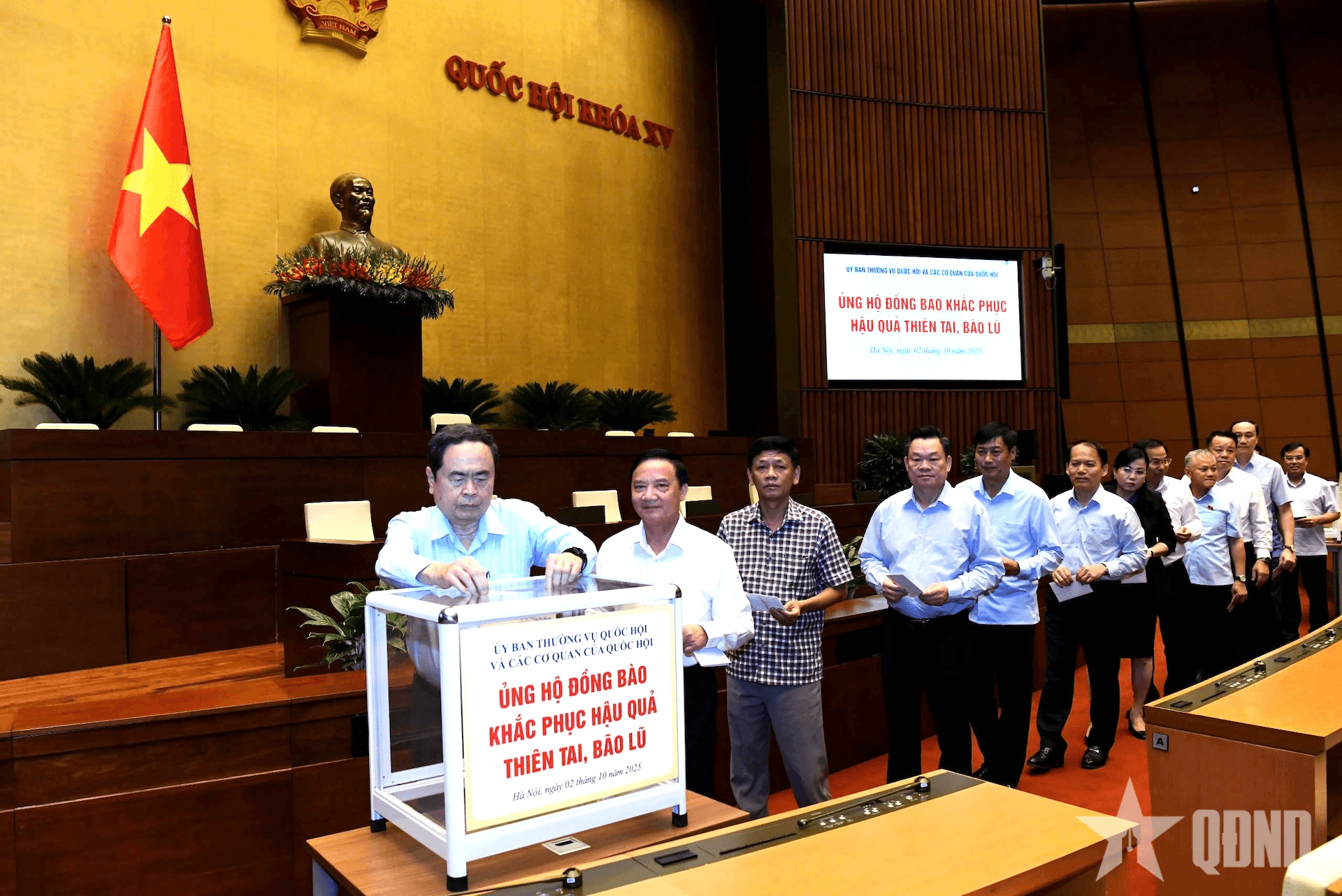 Ủy ban Thường vụ Quốc hội quyên góp ủng hộ đồng bào khắc phục hậu quả thiên tai, bão lũ