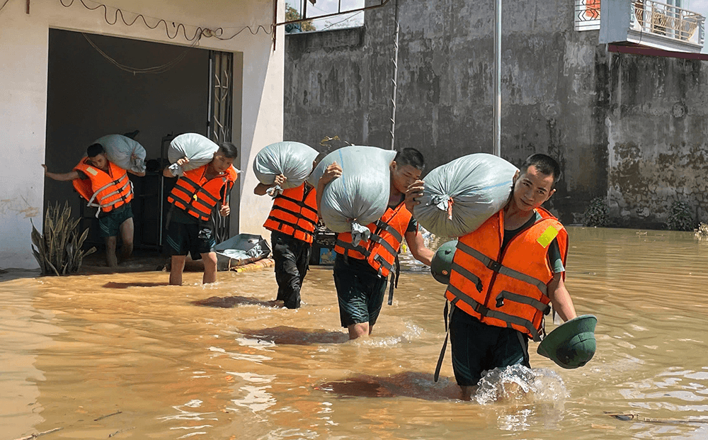 Bộ đội giúp dân vùng "rốn lũ"