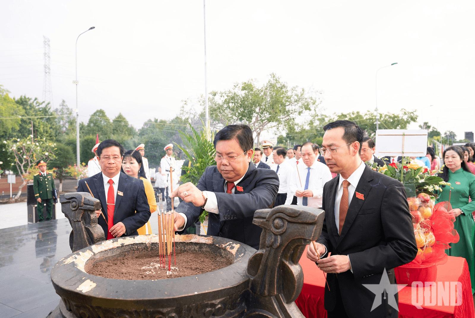 Ban Thường vụ Tỉnh ủy An Giang dâng hương tại Nghĩa trang liệt sĩ
