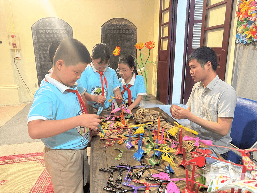 Trẻ thơ vui trong sắc màu mùa trăng