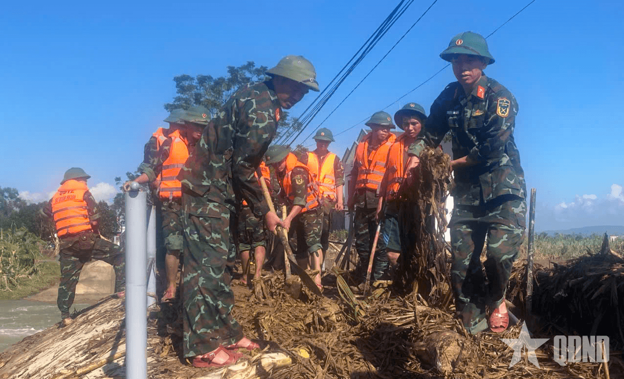 Thanh Hóa: Các đơn vị Quân đội tiếp tục giúp dân vùng lũ Kim Tân