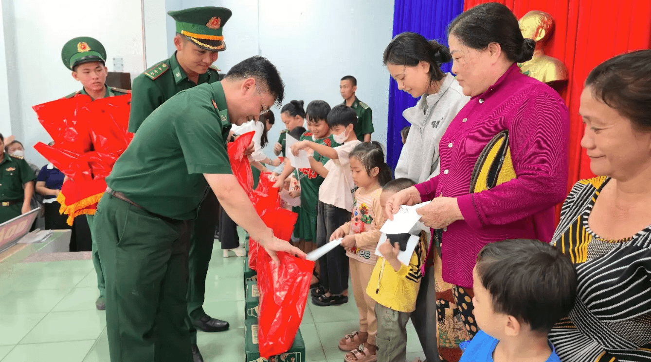 TP Hồ Chí Minh: Hàng nghìn phần quà trao tặng thiếu nhi trên địa bàn khu vực biên giới biển