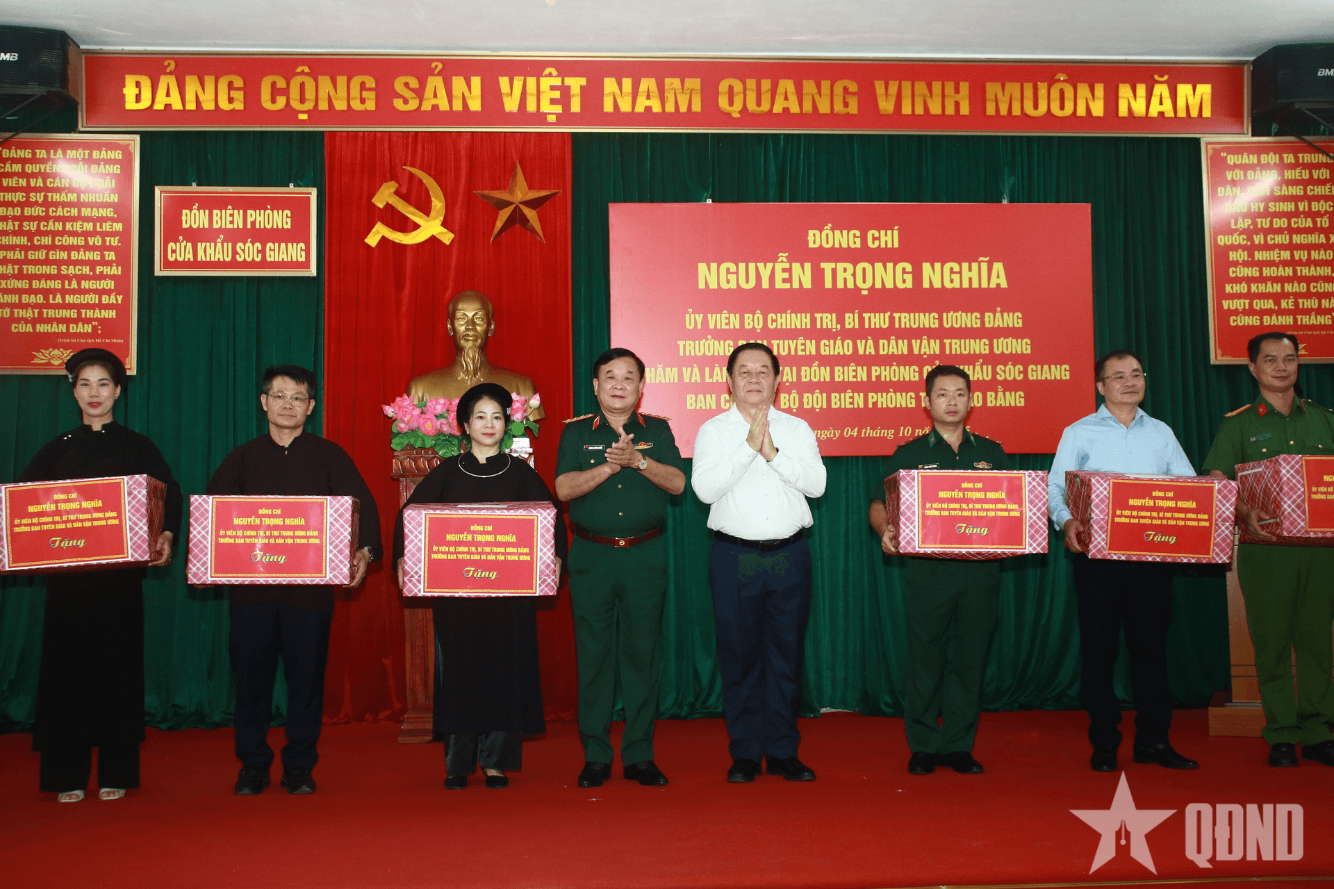 Đồng chí Nguyễn Trọng Nghĩa thăm, tặng quà quân dân biên giới xã Trường Hà, tỉnh Cao Bằng