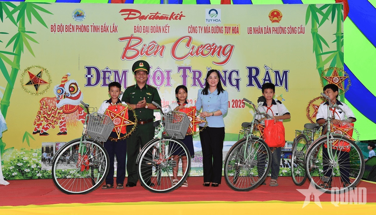 Đắk Lắk: Hàng nghìn phần quà được trao tặng trong chương trình “Biên cương - Đêm hội trăng rằm”