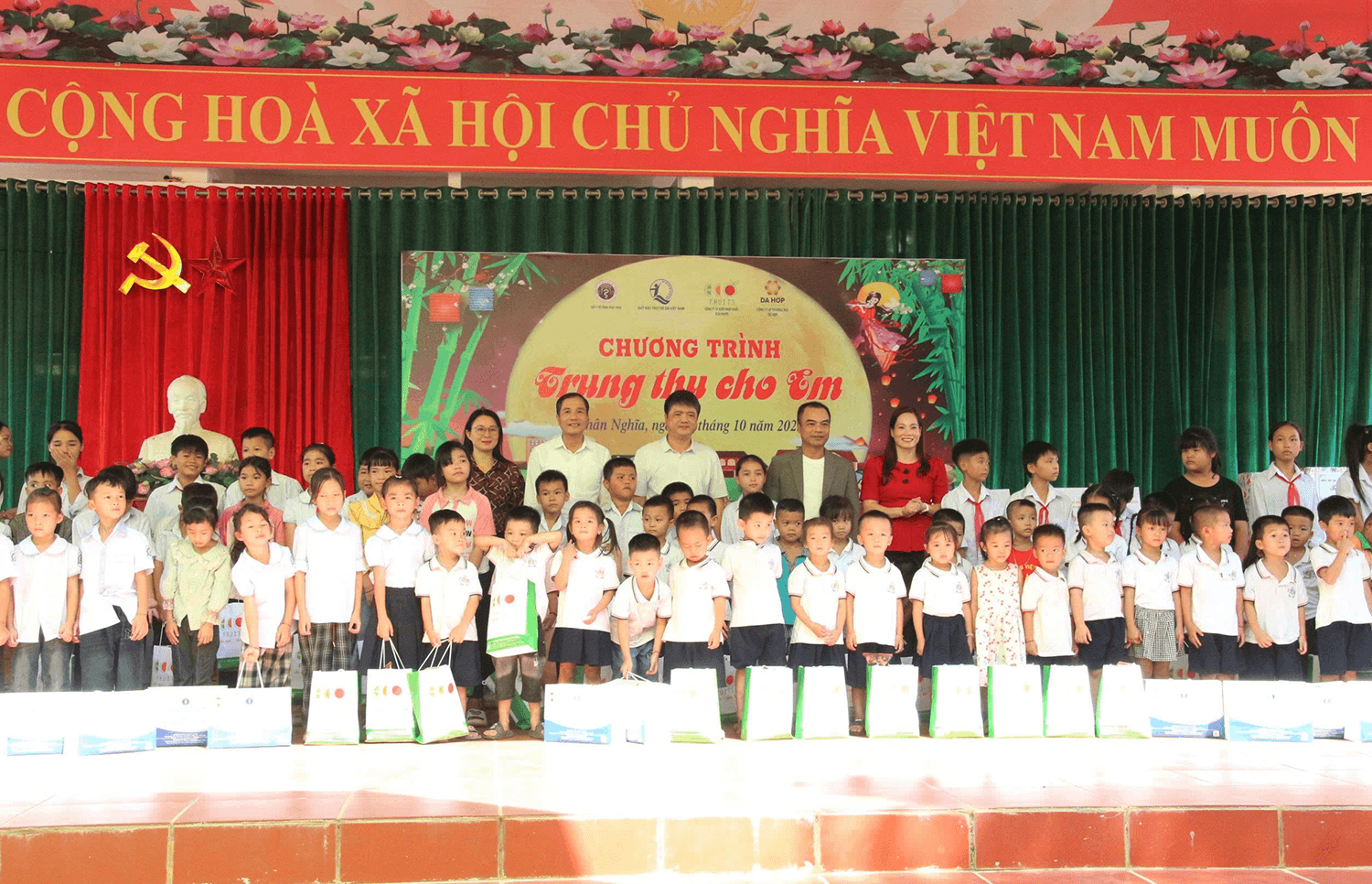 Trao 100 suất học bổng và 350 phần quà tặng trẻ em có hoàn cảnh khó khăn tại xã Nhân Nghĩa, tỉnh Phú Thọ