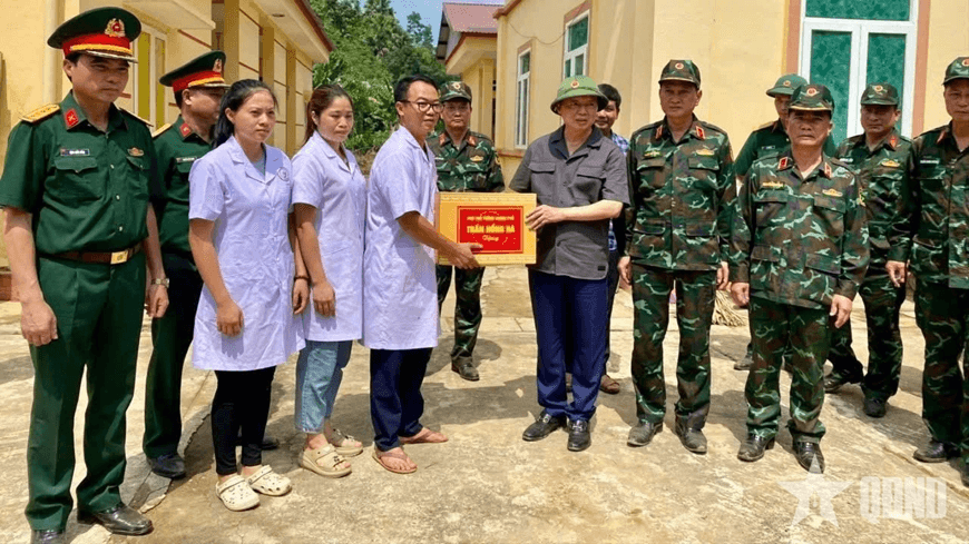 Phó thủ tướng Trần Hồng Hà thăm, động viên Trung đoàn 174 giúp dân khắc phục hậu quả bão số 10