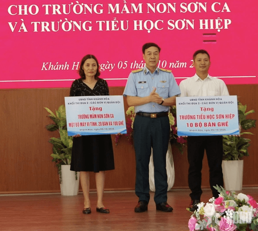 Trường Sĩ quan Không quân tặng quà thiếu nhi có hoàn cảnh khó khăn