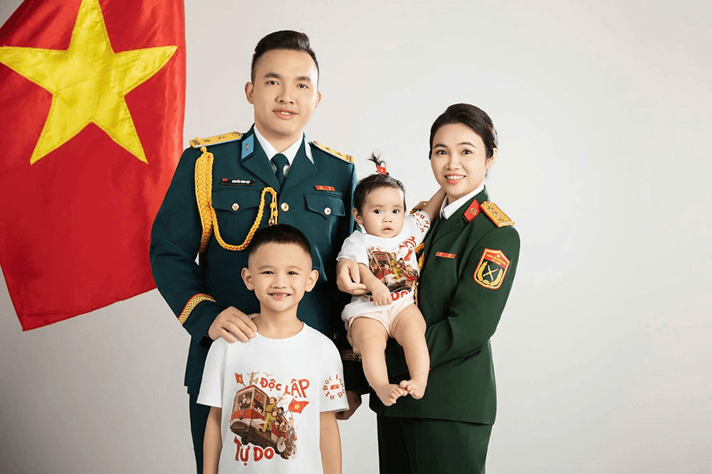 Vợ chồng cùng nhau thi đua