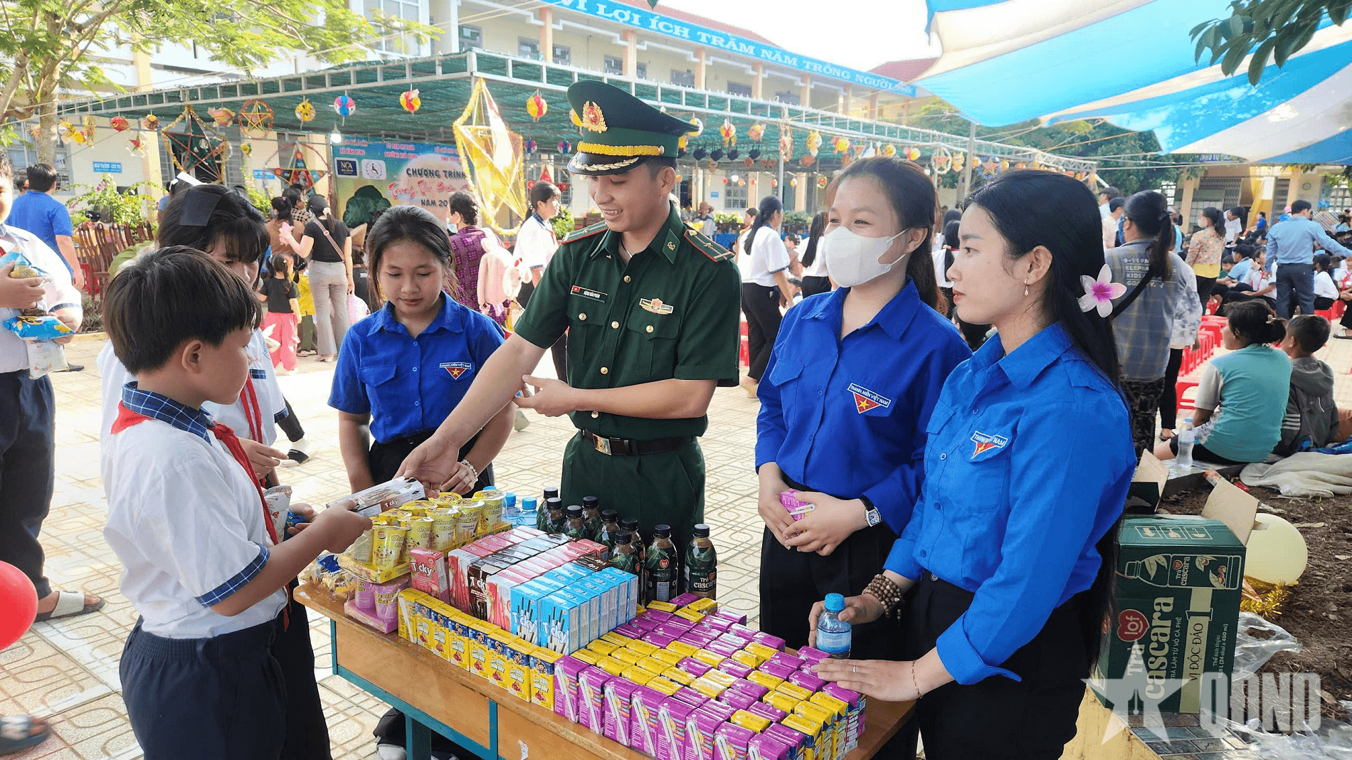 Trung thu biên cương mang yêu thương đến từng em nhỏ