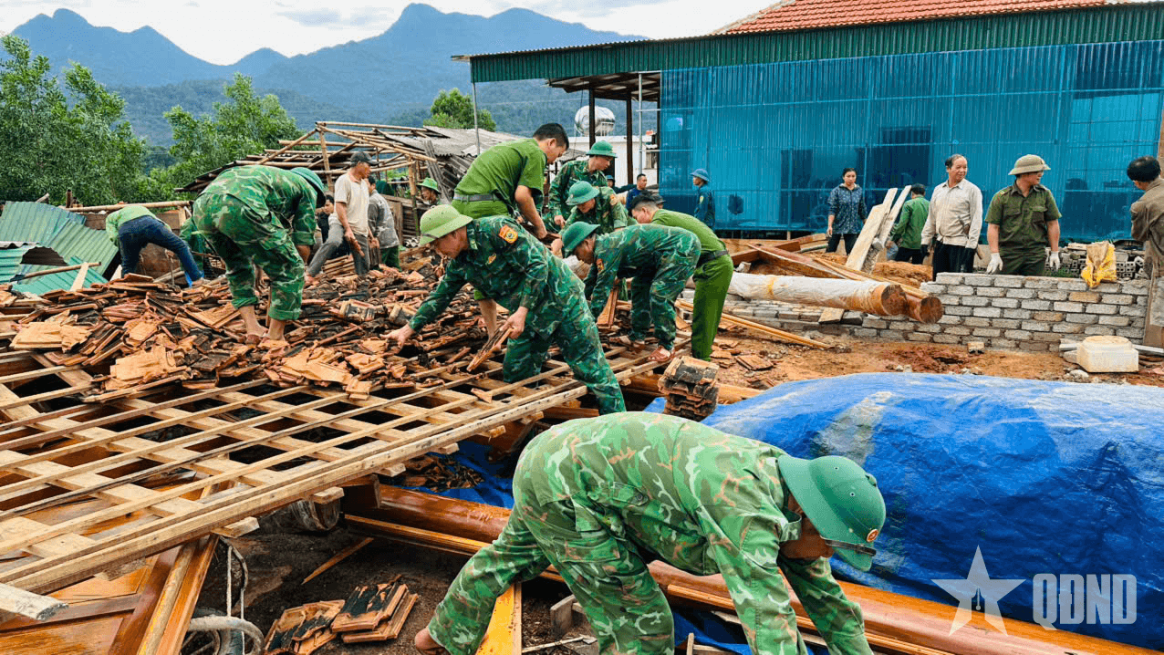Nghệ An: Bộ đội Biên phòng giúp dân khắc phục hậu quả lốc xoáy
