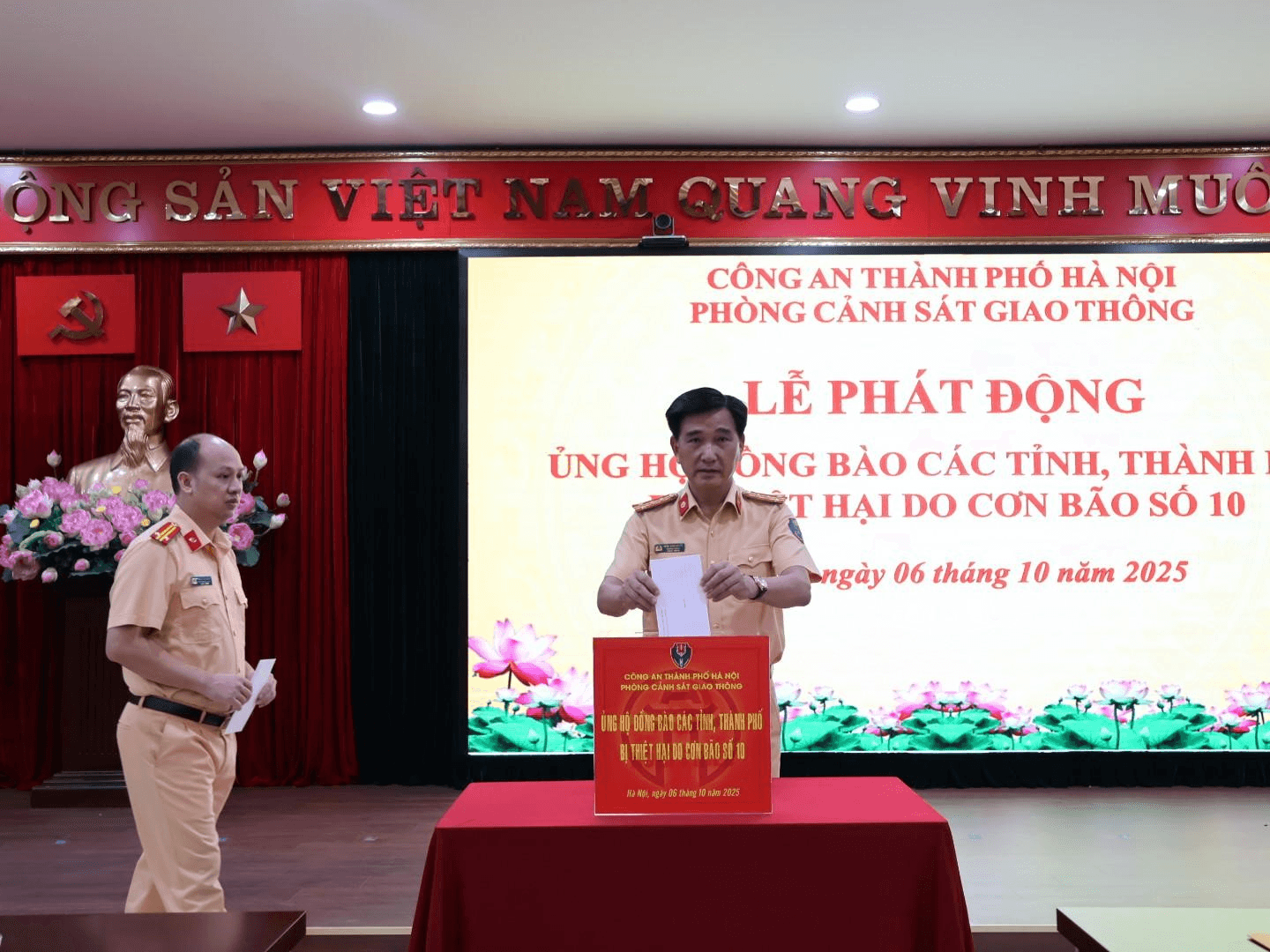 Phòng Cảnh sát giao thông Công an TP Hà Nội chung tay sẻ chia, ủng hộ đồng bào bị thiệt hại do bão số 10