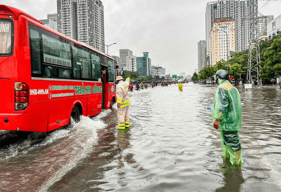 Cảnh sát giao thông Hà Nội bám chốt, hỗ trợ người dân dưới trời mưa lớn